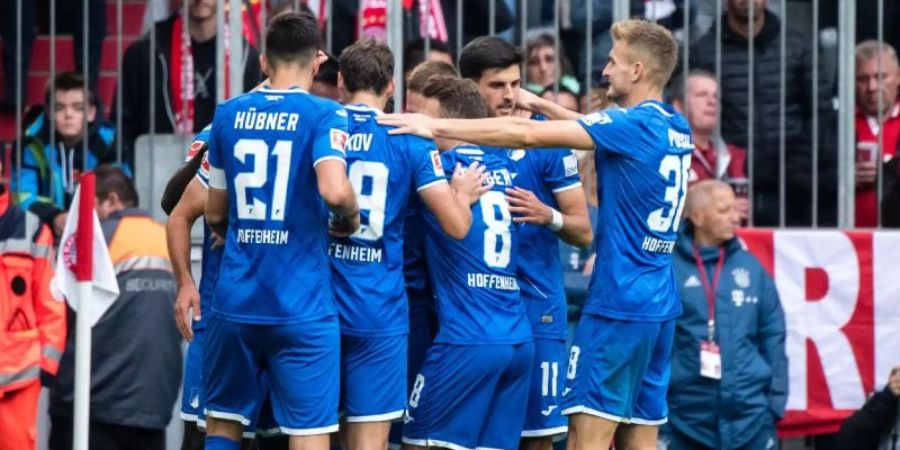 Die Hoffenheimer Spieler jubeln über die Führung in München beim Auswärtsspiel beim FC Bayern. Foto: Matthias Balk/dpa