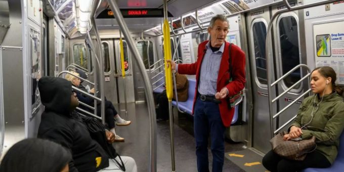 Richard McLachlan während einer seiner U-Bahn-Reden Richard McLachlan während einer seiner U-Bahn-Reden