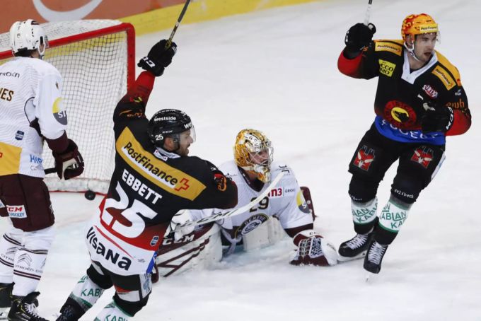 Berns Topscorer Simon Moser und Teamkollege Andrew Ebbett jubeln nach dem Tor zum 4:4 durch Calle Andersson. sc bern