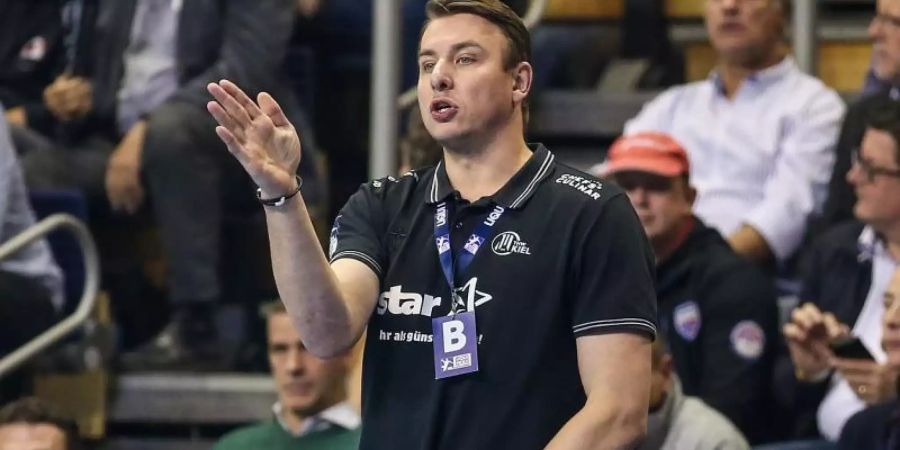Kiels Trainer Filip Jicha steht am Spielfeldrand und gibt Anweisungen. Foto: Andreas Gora/Archiv