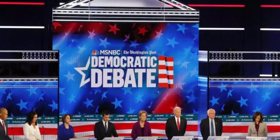 Demokratische Präsidentschaftsbewerber, Cory Booker (l-r), Tulsi Gabbard, Amy Klobuchar, South Bend, Pete Buttigieg, Elizabeth Warren, ehemaliger US-Vizepräsident Joe Biden, Senator Bernie Sanders, Senator Kamala Harris, ehemaliger Technologie-Exekutivdirektor Andrew Yang und Investor Tom Steyer nehmen an einer TV-Debatte der demokratischen Präsidentschaftsanwärter. Foto: John Bazemore/AP/dpa