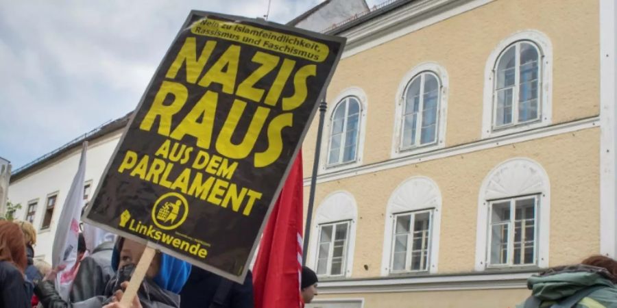 Anti-faschistische Proteste vor dem Hitler-Geburtshaus