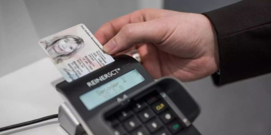 Mit den neuen E-Personalausweisen lassen sich jetzt schon manche Verwaltungsvorgänge online erledigen. Foto: Ole Spata/dpa-tmn/dpa