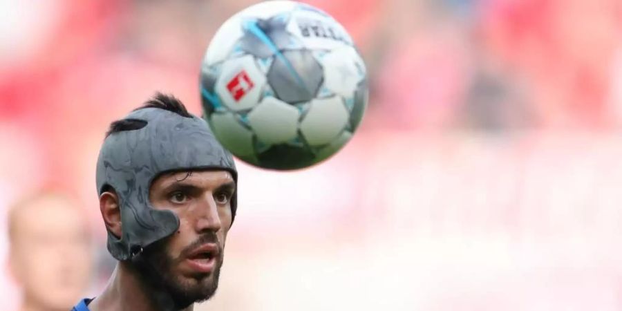 Paderborns Kapitän Klaus Gjasula hofft weiter auf den ersten Bundesliga-Sieg in dieser Saison. Foto: Friso Gentsch/dpa