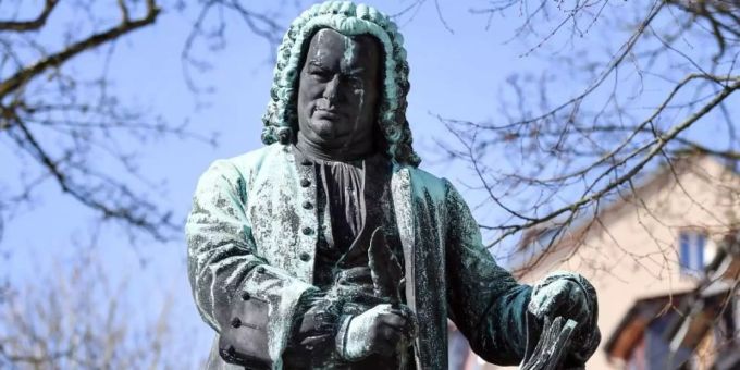 Das Denkmal von Johann Sebastian Bach vor dem Bachhaus in Eisenach. violine