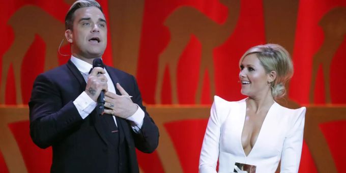 Helene Fischer steht mit Superstar Robbie Williams auf der Bühne. Helene Fischer