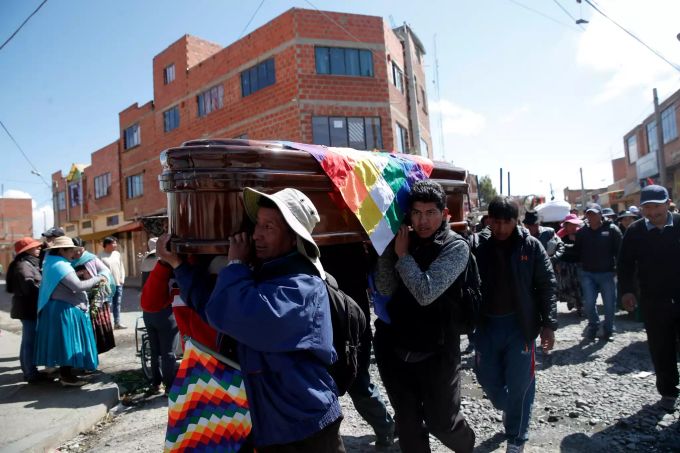 Verwandte tragen den Sarg mit den Überresten eines Mannes, der bei Zusammenstössen zwischen Sicherheitskräften und regierungsfeindlichen Demonstranten ums Leben kam. Lage in Bolivien