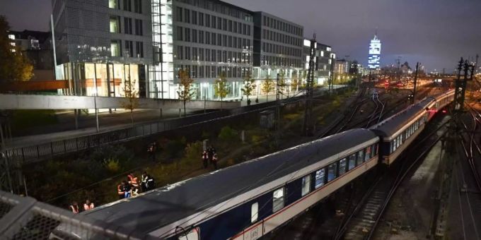 Der entgleiste Zug am Bahnhof Hackerbrücke in München. Foto: Lino Mirgeler/dpa