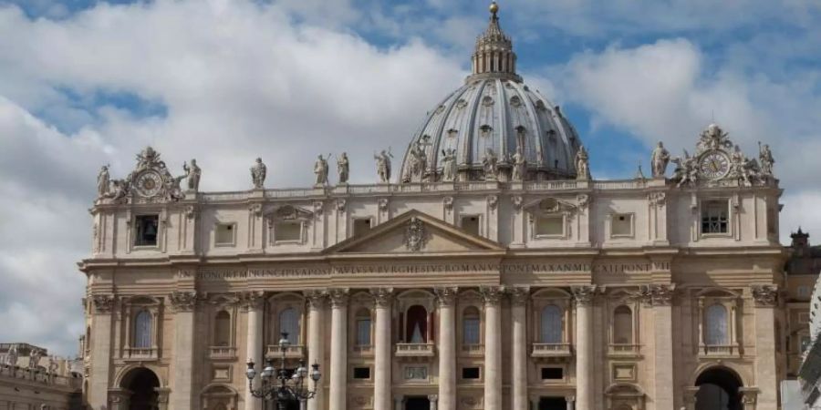 Blick auf den Petersdom im Vatikan: Bei dem neuen Finanzskandal geht es unter anderem um Gelder aus dem sogenannten Peterspfennig - einer Kollekte, die jedes Jahr in den Kirchen weltweit für den Papst gesammelt wird. Foto: Marijan Murat/dpa