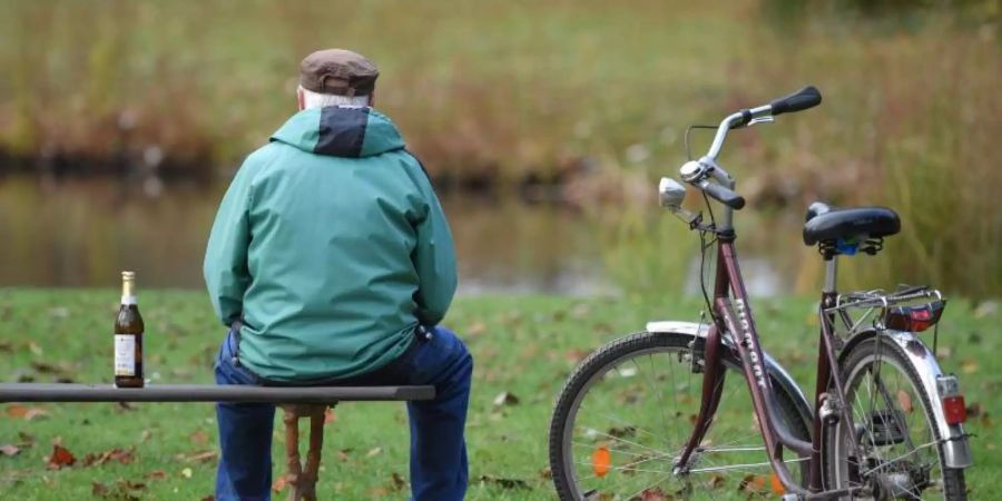 Laut einer neuen Studie werden Depressionen im Alter von der Mehrheit der Bevölkerung in Deutschland massiv unterschätzt. Foto: Patrick Pleul/zb/dpa