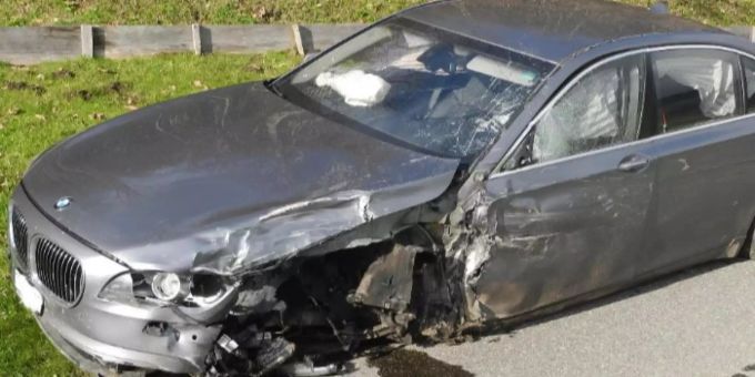 Bei einem Autounfall in Unteriberg SZ ist ein 72-jähriger Autofahrer verstorben. unfall unteriberg sz