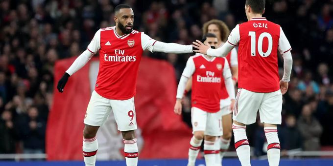 Alexandre Lacazette (FC Arsenal) feiert sein Tor zum 1:1 mit Mesut Özil. Arsenal