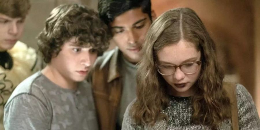 Auggie (Gabriel Rush) (v.l.n.r.), Chuck (Austin Zajur), Ramon (Michael Garza) und Stella (Zoe Margaret Colletti) entdecken in einem halbverfallenen Anwesen durch Zufall ein Buch der sagenumwobenen Sarah Bellows. Foto: eOne Germany/dpa