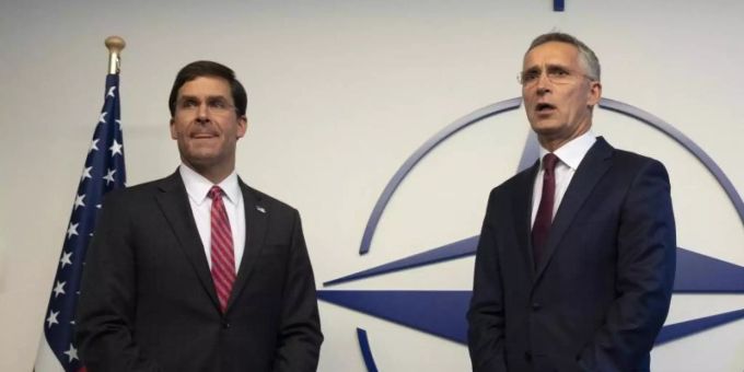 US-Verteidigungsminister Mark Esper (l.) und NATO-Generalsekretär Jens Stoltenberg beim Treffen der Verteidigungsminister der NATO-Sstaaten. Foto: Virginia Mayo/AP Pool/dpa US-Verteidigungsminister Mark Esper (l.) und NATO-Generalsekretär Jens Stoltenberg beim Treffen der Verteidigungsminister der NATO-Sstaaten. Foto: Virginia Mayo/AP Pool/dpa