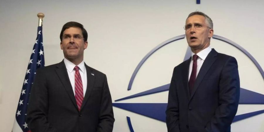 US-Verteidigungsminister Mark Esper (l.) und NATO-Generalsekretär Jens Stoltenberg beim Treffen der Verteidigungsminister der NATO-Sstaaten. Foto: Virginia Mayo/AP Pool/dpa