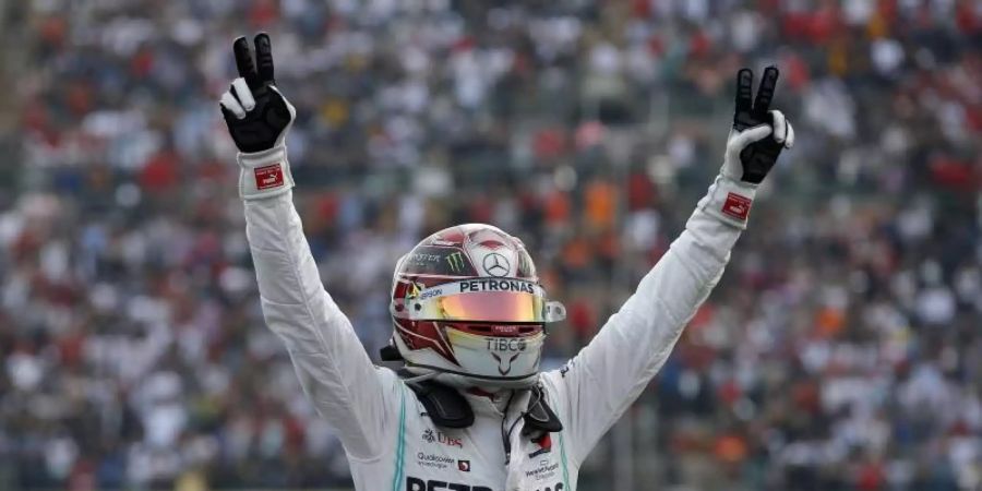 Lewis Hamilton feiert seinen Sieg in Mexiko. Foto: Eduardo Verdugo/AP/dpa