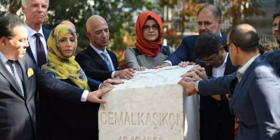 Khashoggis Witwe Hatice Cengiz (M.) und «Washington Post»-Eigentümer Jeff Bezos (4.v.l.) in Istanbul