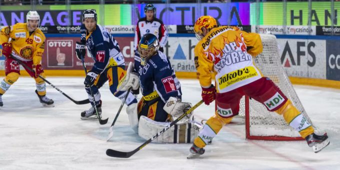 Zugs Torhüter Leonardo Genoni, gegen Langnaus Harri Pesonen, rechts, beim Eishockey Meisterschaftsspiel der National League zwischen dem EV Zug und den SCL Tigers, in der Bossard Arena in Zug am Samstag. EV Zug