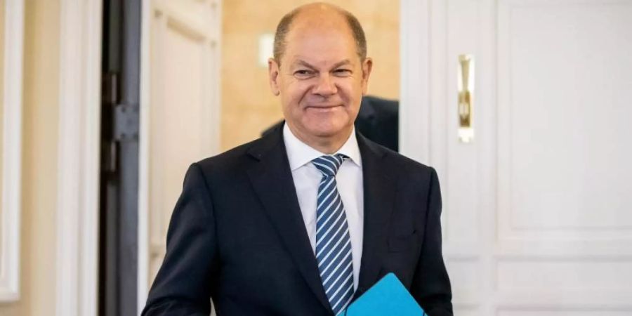 Bundesfinanzminister Olaf Scholz (SPD) kommt zu der Bekanntgabe des Ergebnisses der Herbst-Steuerschätzung. Foto: Michael Kappeler/dpa