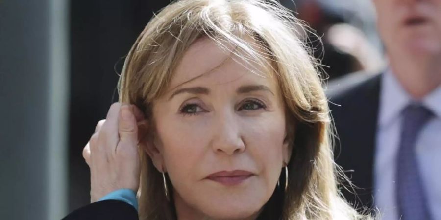 Nach ihrer Haftentlassung muss Felicity Huffman noch gemeinnützige Arbeit leisten. Foto: Charles Krupa/AP/Archiv/dpa