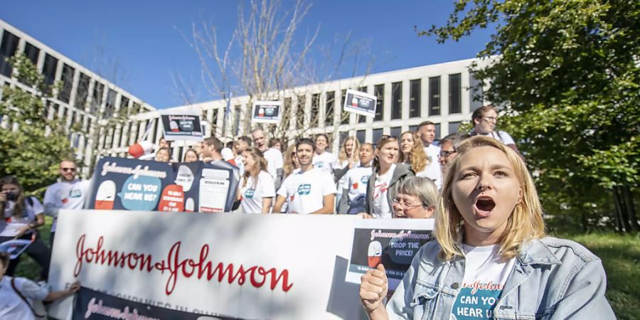 Demonstranten bei einer Kundgebung vor dem Campus Switzerland des Konzerns Johnson & Johnson J&J in Zug. Der Konzern soll laut der NGO Ärzte ohne Grenzen den Preis für das Medikament Bedaquilin auf 1 Dollar pro Patient und Tag senken.