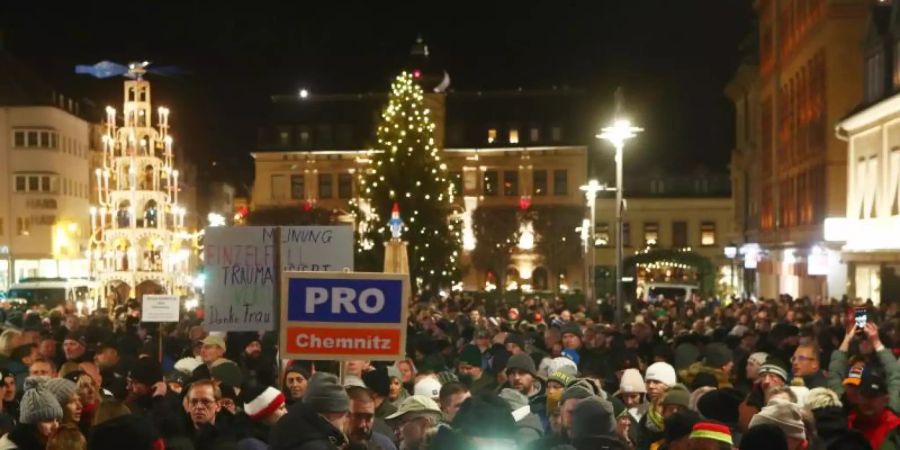 Nach dem Aufruf eines NPD-Funktionärs haben sich Menschen in Aue-Bad Schlema auf dem Altmarkt versammelt. Foto: Bodo Schackow/dpa-Zentralbild/dpa
