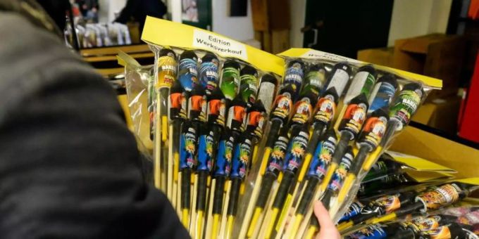 In diesem Jahr darf vom 28. bis zum 31.12. Feuerwerk verkauft werden. Foto: Roberto Pfeil/dpa In diesem Jahr darf vom 28. bis zum 31.12. Feuerwerk verkauft werden. Foto: Roberto Pfeil/dpa