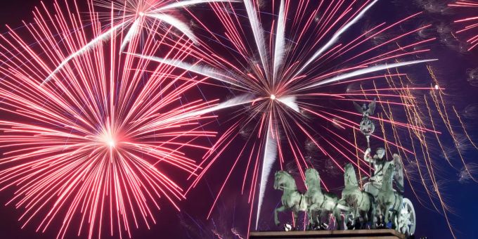 Ein Feuerwerk ist während Deutschlands grösster Silvesterparty am 01.01.2018 hinter dem Brandenburger Tor zu sehen. feuerwerk berlin