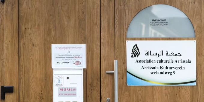 Der Eingang zur Ar'Rahman-Moschee in Biel. Der Bieler Imam Abu Ramadan predigte in der Ar'Rahman Moschee. Bieler Imam Sozialhilfebetrug
