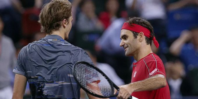 Roger Federer gratuliert Alexander Zverev nach dem Spiel zum Sieg. Roger Federer