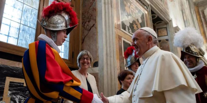 Ein Schweizergardist begrüsst den Papst. (Archivbild) päpstliche schweizergarde