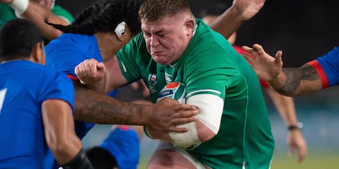 Dynamisch in die Viertelfinals: Tadhg Furlong auf dem Weg zu einem von sieben Tries für Irland im letzten Gruppenspiel gegen Samoa Dynamisch in die Viertelfinals: Tadhg Furlong auf dem Weg zu einem von sieben Tries für Irland im letzten Gruppenspiel gegen Samoa