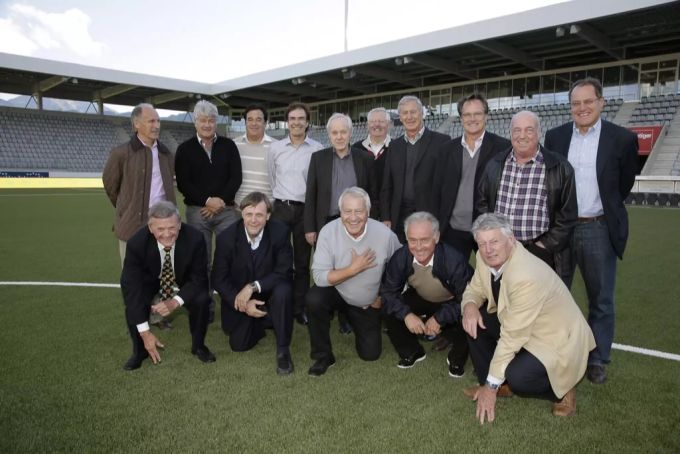 Ehemalige Nationalspieler bei der Besichtigung der Stockhorn Arena in Thun 2012. Hinten, 5. von links, steht Köbi Kuhn (†76). Kurt Grünig, der mit Nau über Fritz Künzli sprach, 1. von rechts in der vorderen Reihe. Kurt Grünig Köbi Kuhn