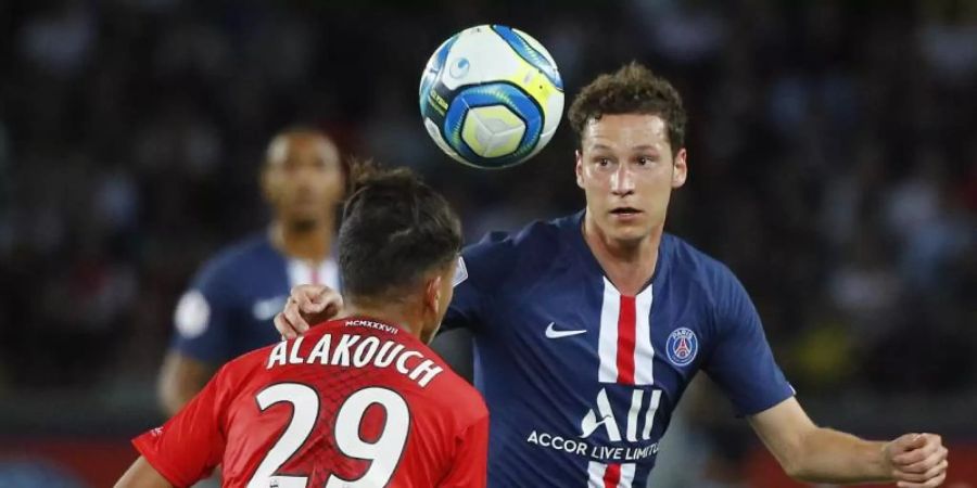 Julian Draxler (r) steht noch bei Paris Saint-Germain unter Vertrag. Foto: Francois Mori/AP/dpa