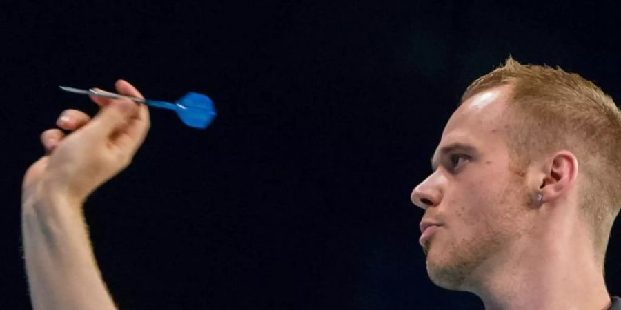 Max Hopp will bei der Darts-WM die nächste Runde erreichen. Foto: Daniel Bockwoldt/dpa