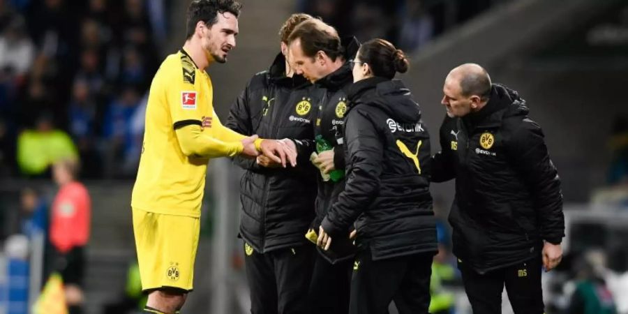 BVB-Innenverteidiger Mats Hummels musste sich während der Partie am Handgelenk behandeln lassen. Foto: Tom Weller/dpa