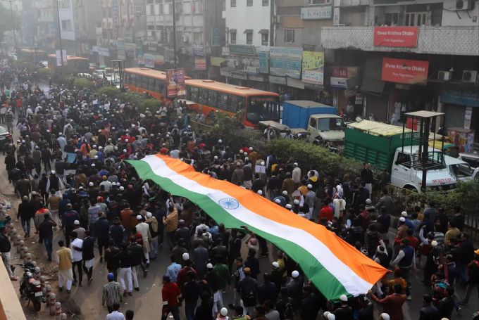 Demonstranten halten während eines Protestes gegen das Staatsbürgerschaftsgesetzes eine indische Nationalflagge. Indien