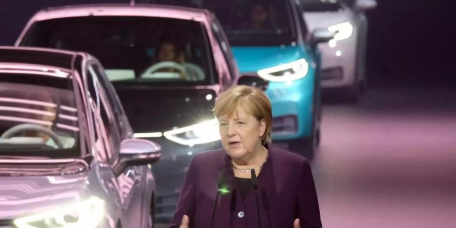 Bundeskanzlerin Angela Merkel im Zwickauer VW-Werk beim Festakt zum Produktionsstart des Elektroautos ID3. Foto: Sebastian Willnow/dpa-Zentralbild/dpa