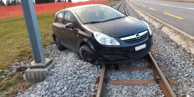 Fahrzeug landet nach Selbstunfall auf Gleisen. Fahrzeug landet nach Selbstunfall auf Gleisen