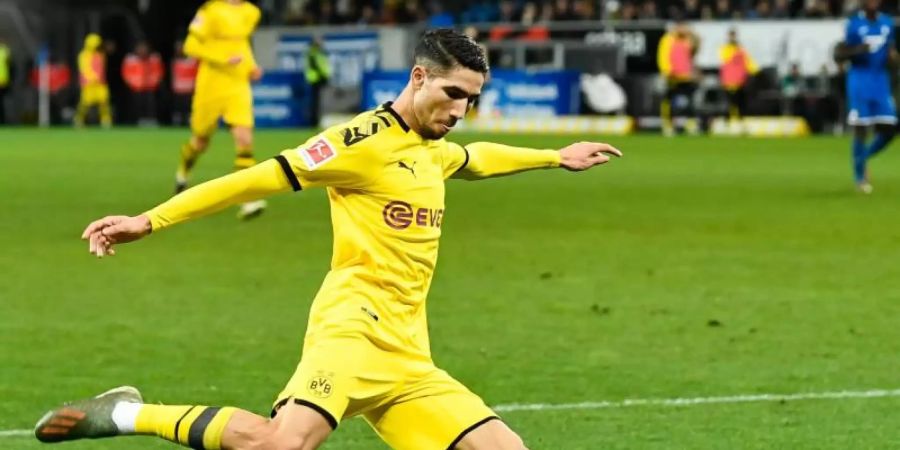 Abwehrspieler Achraf Hakimi kann sich noch nicht zwischen Borussia Dortmund und Real Madrid entscheiden. Foto: Tom Weller/dpa