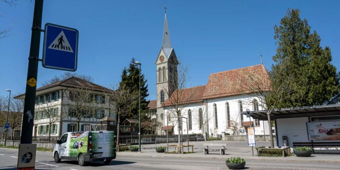 Münchenbuchsee mit der Schulhaus für Spezialunterricht und Tagesschule und der Evangelisch Reformierten Kirche Münchenbuchsee. münchenbuchsee