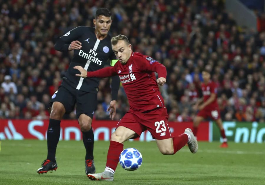 Thiago Silva (l.) versucht, Liverpools Xherdan Shaqiri (r.) vom Ball zu trennen.