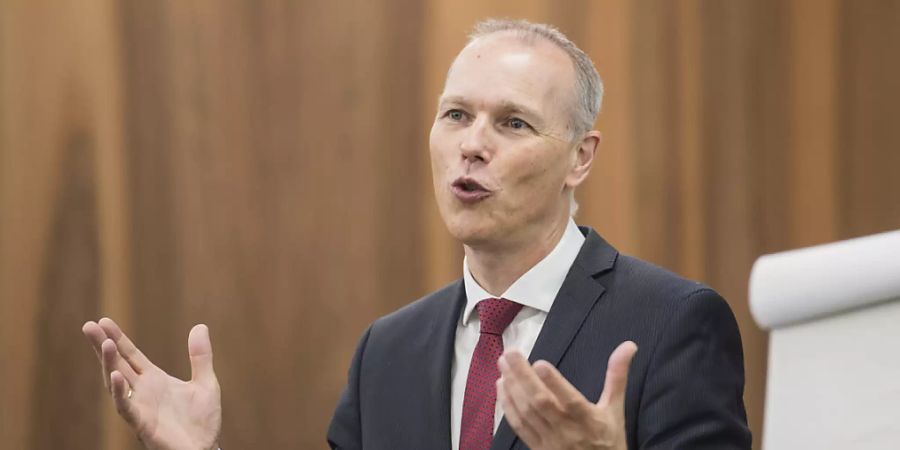 KOF-Direktor Jan-Egbert Sturm plädiert für weitergehende Massnahmen des Staates zur Unterstützung der Wirtschaft als nur Kurzarbeit und Kredite. (Archivbild)