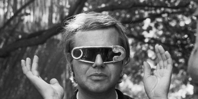 «Alien»-Schöpfer HR Giger (1940-2014) während der Punk-Mode-Bewegung 1979 mit einem besonders exklusiven Modell der Sicherheitsnadel. (Archivbild) HR Giger