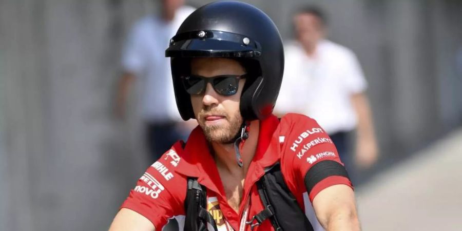 Nutzt die Formel-1-Pause zum Basteln am Motorrad: Ferrari-Pilot Sebastian Vettel. Foto: Zsolt Czegledi/MTI/AP/dpa