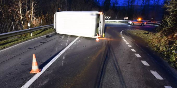 Ein Lieferwagen ist bei Kriens-Obernau gegen eine Mauer gefahren und gekippt. obernau LU