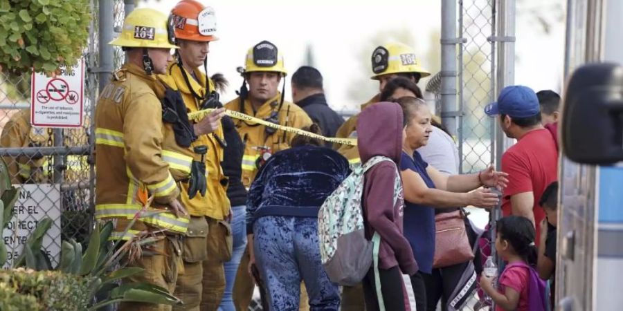 Einsatzkräfte vor Ort: Laut Feuerwehr sind 17 Kinder und neun Erwachsene bei dem Vorfall leicht verletzt worden. Foto: Scott Varley/The Orange County Register/AP/dpa