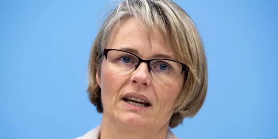 Bundesbildungsministerin Anja Karliczek (CDU) gegen flächendeckende Schulschliessungen. Foto: Bernd von Jutrczenka/dpa
