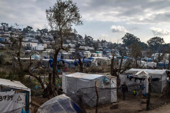 in Blick auf ein provisorisches Lager neben dem Lager Moria auf der Insel Lesbos. Flüchtlingskrise