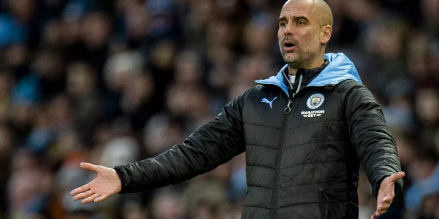 Pep Guardiola (Manchester City) gestikuliert am Spielfeldrand.